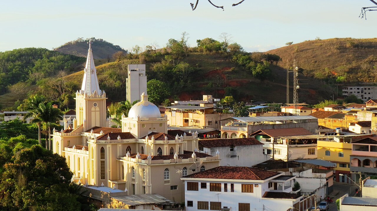 A atual Matriz no centro de Raul Soares